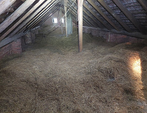 Zateplení stropu rodinného domu pomocí foukané izolace